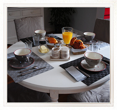 Petit déjeuner salé-sucré copieux, servi dans la salle à manger familiale